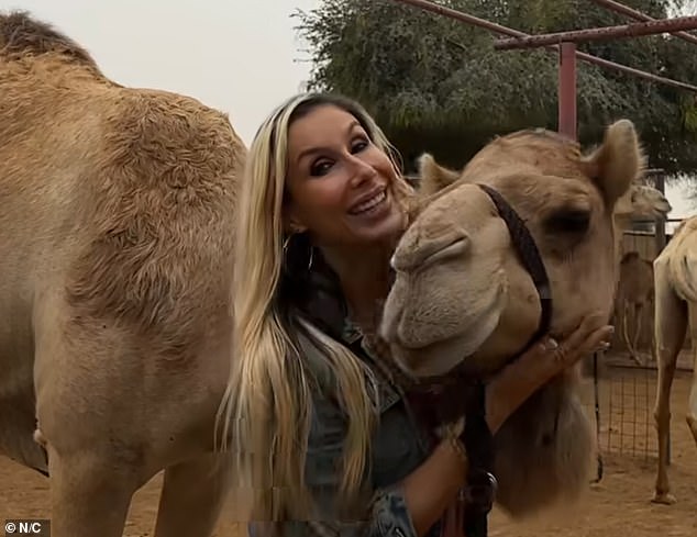 ¿Tienes algo que ver con Dubai? Una ciudad desértica tipo ‘pueblo fantasma’ ofrece a los turistas la terapia de abrazar a los camellos a través de atracciones vacías llenas de desesperación.