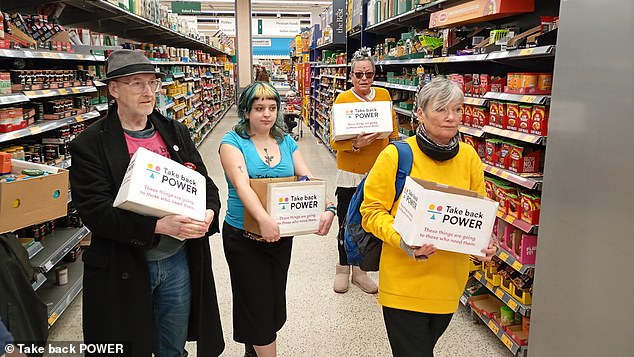 Los activistas lanzaron robos masivos en ciudades de todo el Reino Unido mientras “liberaban” productos de las tiendas Tesco, Sainsbury’s y Morrisons.