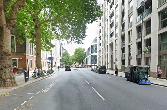 Una mujer de 43 años ha sido arrestada por asesinato después de que su bebé de 18 días cayera desde una altura en su residencia.