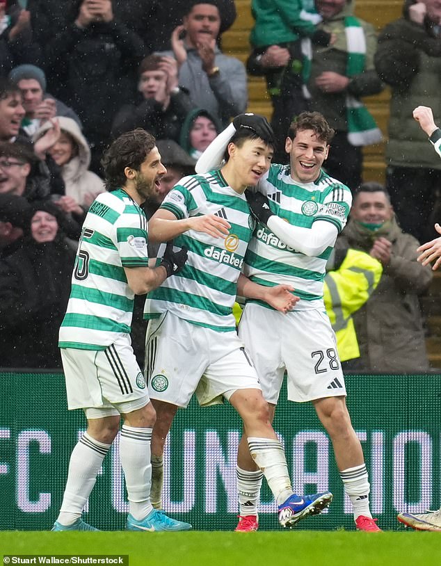 CELTIC 3 MOTHERWELL 1: Los hombres de Parkhead mantienen vivas las esperanzas de título después de que los elegantes Steelmen de Jens Berthel Askou fueran mostrados con una tarjeta roja en la segunda mitad