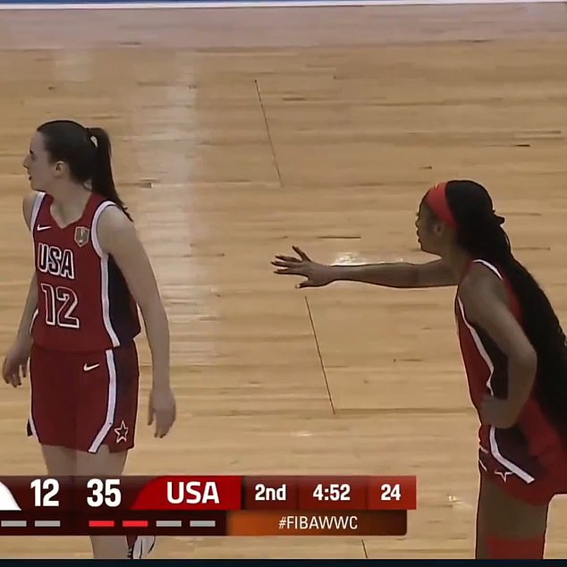 Caitlin Clark desaira brutalmente a la rival de la WNBA, Angel Reese, durante un partido del equipo de EE. UU….