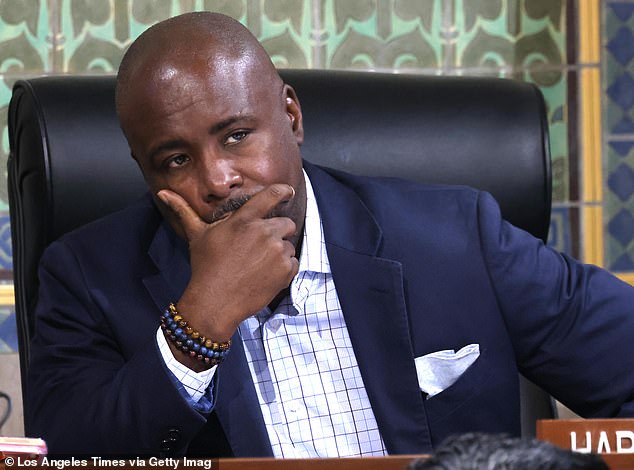 Un legislador de Los Ángeles afirma que fue discriminado racialmente en una parada de tráfico… pero la policía explica la razón “real” para detenerlo