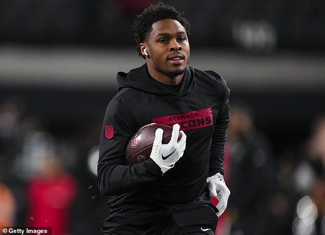 Los New York Giants firman al extremo Darnell Mooney con un contrato de $ 39 millones, lo que le da a Jaxson Dart otra arma