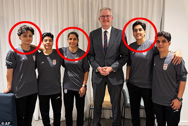 Teoría escalofriante sobre cómo el régimen iraní logró apoderarse de tres futbolistas escondidos en una casa segura secreta, en medio de temores de que el resto pueda huir de Australia.