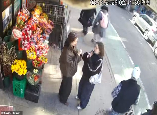 Momento loco: un taxi de Nueva York atropella a peatones… y los salva milagrosamente de la muerte