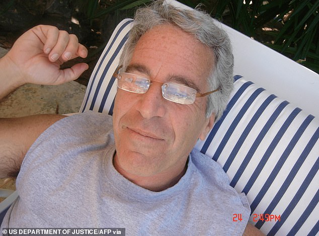 La víctima de Jeffrey Epstein afirma que fue traficada con Mohammed Al Fayed antes de que “el multimillonario de Harrods abusara de él en su yate”.