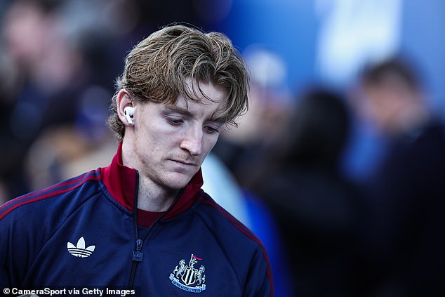 Anthony Gordon responde a las “TONTERÍAS completas” de Alan Shearer y Wayne Rooney y les dice que “lo hagan mejor”, después de que los expertos criticaran su forma de jugar en el banquillo del Barcelona.