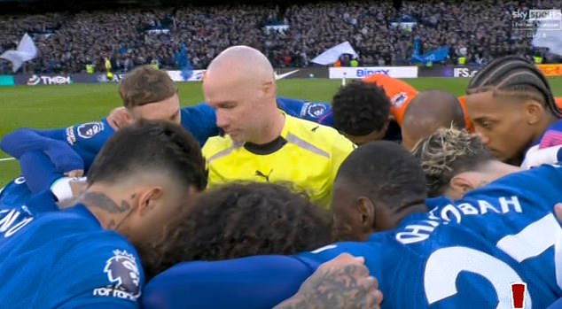 Chelsea abandonó el grupo del círculo central después de que un truco de saque inicial se convirtiera en “demasiada distracción” y terminara con el árbitro atrapado en el medio.