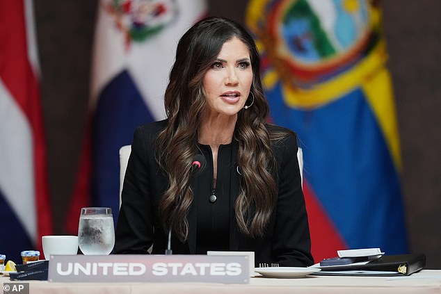 Los principales leales a Christie Noem avanzan por la Casa Blanca mientras llega la paranoia de la lista negra