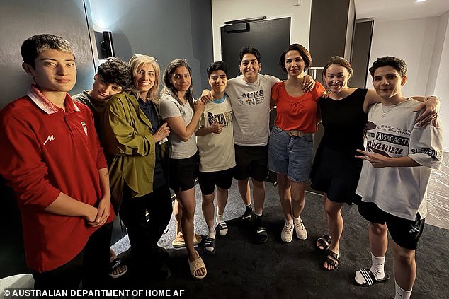 Cinco futbolistas iraníes ‘traidores’ que solicitaron asilo en Australia dan vuelta en U y planean regresar a Irán tras ‘amenazas e intimidaciones’