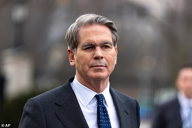 La administración Trump ‘desbloquea’ 140 millones de barriles de petróleo iraní en un importante cambio de política para luchar contra el ‘acaparamiento’ de China… Esto es lo que significa para su billetera