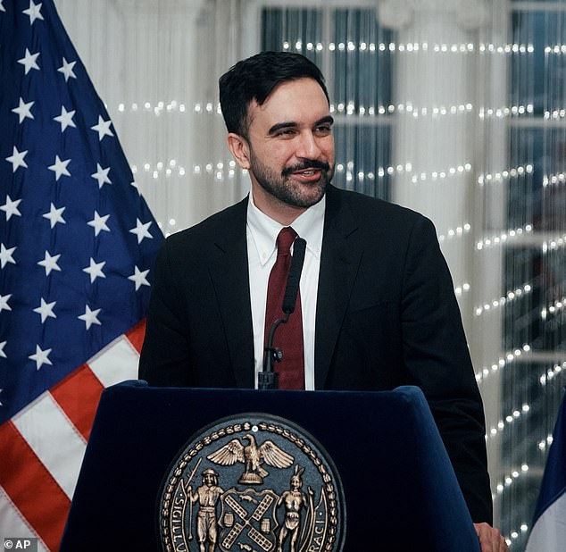 El sonriente alcalde socialista de Nueva York es tan diferente detrás de escena que los progresistas que lo critican lo acusan de comportamiento autoritario y brutal.