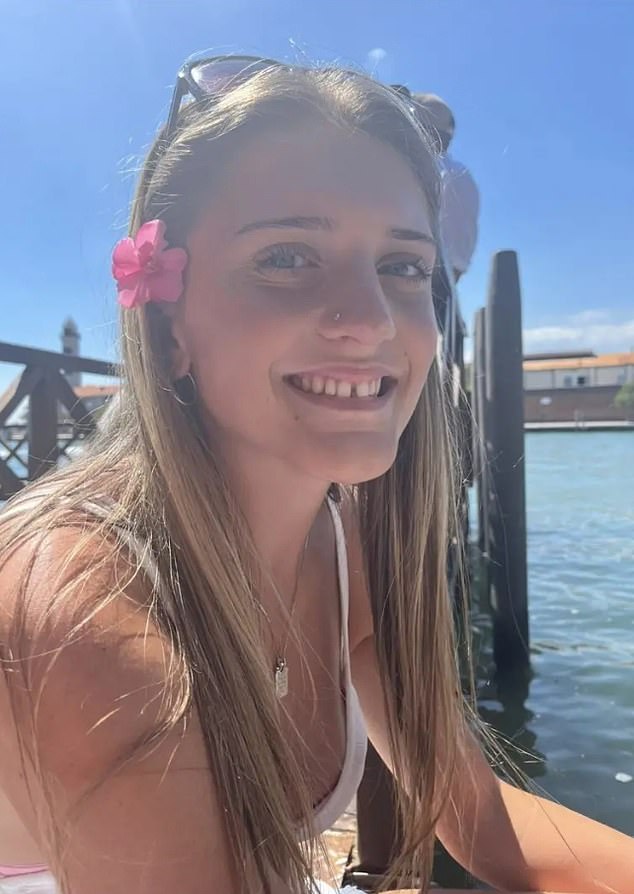 Los jefes de salud se apresuran a descubrir que miles de personas pueden haber estado expuestas a la mortal cepa de meningitis de Kent: Surgen preguntas sobre por qué las autoridades advirtieron sobre el brote después de que los estudiantes regresaran a casa para el Día de la Madre: ‘caso potencial en Londres’