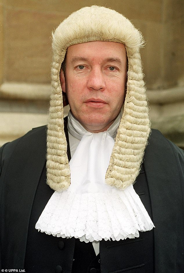 El juez retirado David Lammy criticó los planes de eliminar los juicios con jurado, diciendo que pondrían al poder judicial “en la línea de fuego” y no ahorrarían dinero.