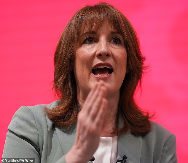 ¡Ve al final de la cola! Rachel Reeves advierte que no tiene prisa por ayudar a los jóvenes británicos endeudados a pesar del sistema de préstamos estudiantiles “roto”