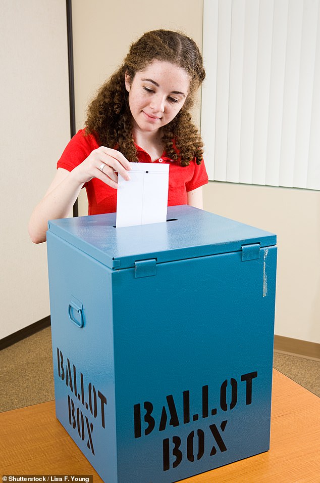 EUAN McCOLM: Cuando era adolescente, la política solía ser una cuestión de fenómenos, pero la juventud de hoy no puede escapar de ella y, vaya, te afecta rápidamente.