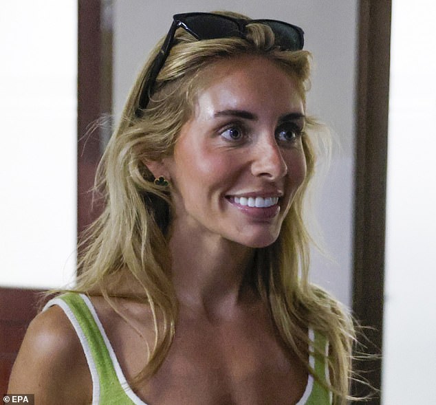 Bonnie Blue, de 26 años, fue acusada de violar la decencia pública después de “simular un acto sexual fuera de la embajada en Londres”.