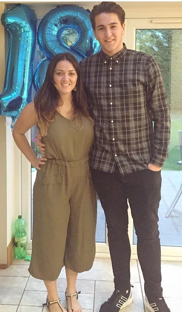 Mi adorable hermano nos dijo que estaba enfermo; días después murió de una cepa de meningitis, por lo que algunas personas fueron vacunadas.