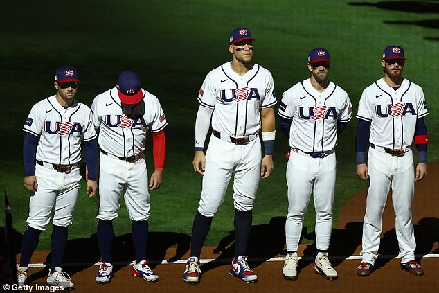 Estrellas del béisbol estadounidense criticadas por gesto ‘vergonzoso’ de interpretar el himno nacional antes de la final del CMB contra Venezuela