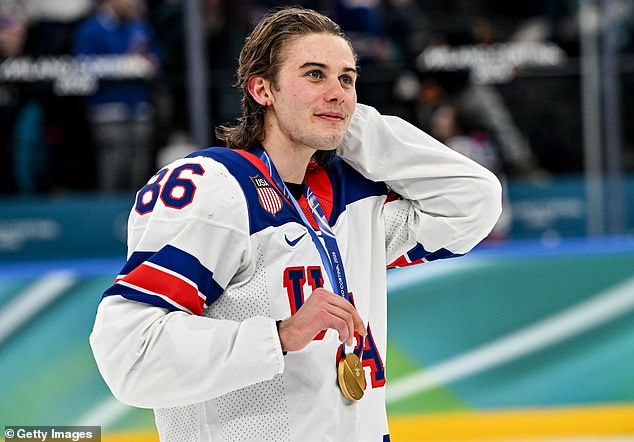 El héroe del hockey estadounidense Jack Hughes critica duramente la decisión de donar el icónico disco olímpico a un museo