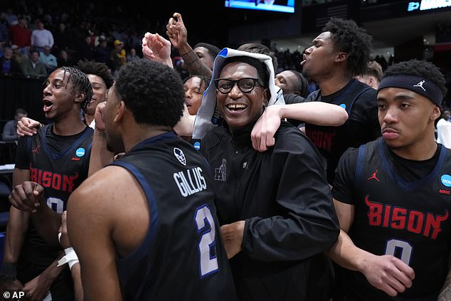 March Madness comienza con estilo cuando Howard logra su primera victoria y Texas logra un ganador de último segundo en una dramática noche inaugural.