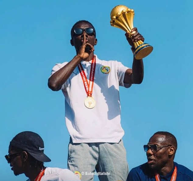Senegal SE NEGÓ a entregar el trofeo de la Copa Africana de Naciones y tomó la decisión de despojarlos del título y entregárselo a Marruecos 58 días después de ser “corruptos”, después de que abandonaron el campo antes de ganar.