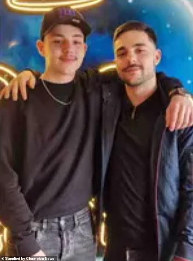 Un padre perdió una batalla judicial con su ex esposa sobre si debía enterrar o incinerar a su hijo adolescente de 17 años que se quitó la vida.