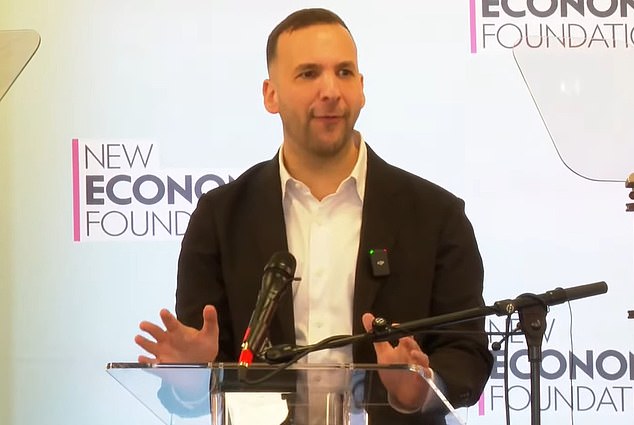 El plan del ‘árbol mágico del dinero’ de Jack Polanski para Gran Bretaña: el líder verde exige el rescate de facturas de energía de 8.400 millones de libras financiadas por un ataque fiscal de 12.000 millones de libras a la “riqueza”; promete que no habrá límites a los alquileres, derecho a comprar y redistribución.