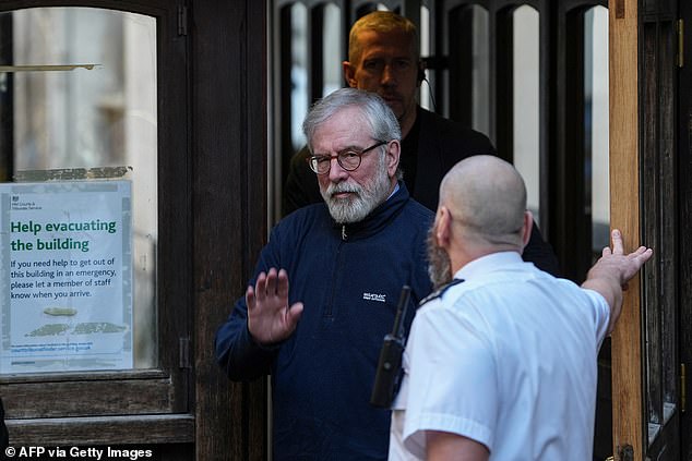 Gerry Adams siempre “se rodeó de prisioneros del IRA”, dijo al Tribunal Superior el veterano guardaespaldas involucrado en el infame ataque funerario de 1988 contra dos soldados del ejército británico.