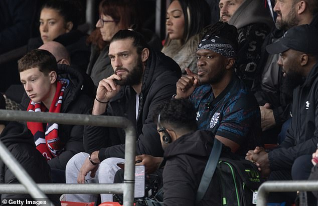 KSI despide al entrenador del club de la Liga Nacional que compró hace apenas dos semanas y pone a Andy Carroll en su lugar… ¡y está a punto de enfrentarse al héroe jefe icónico en su PRIMER partido!