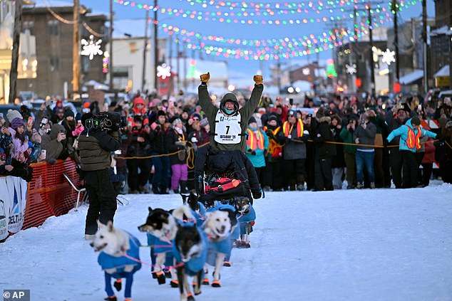 La estrella de reality selló la victoria en la controvertida carrera de trineos tirados por perros de Alaska de 1.000 millas en medio de renovados llamados para cancelar la ‘cruel’ tradición.