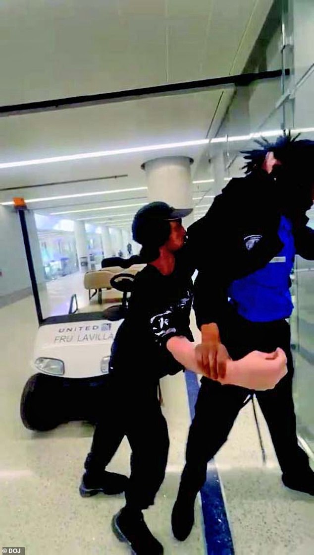 Un viajero australiano enojado filmó el cabello de un agente de la TSA en el aeropuerto de LAX después de perder su bolso