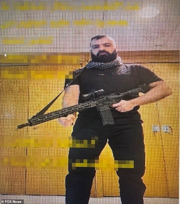 El tirador de la sinagoga de Michigan posa con el mismo rifle que usó pocas horas antes del ataque