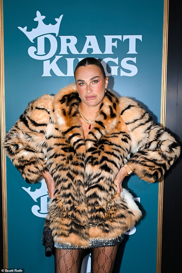 Aryna Sabalenka muestra su anillo de compromiso mientras fue vista asistiendo a una lujosa cena en el restaurante Bad Bunny en Miami