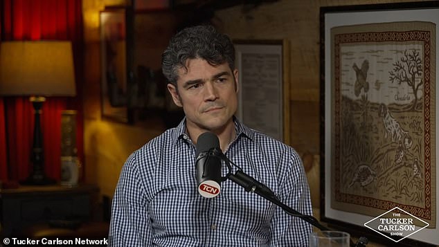 El principal jefe antiterrorista de Trump critica a Tucker Carlson en una entrevista, rompe el silencio sobre su impactante renuncia por la guerra de Irán… y revela lo que el presidente debería hacer en su lugar