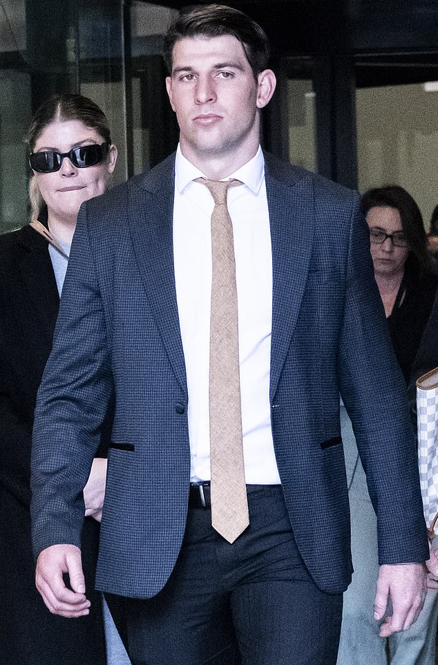 Mira la supuesta pelea donde un chico malo de la NRL y su madre fueron acusados de agredir a un adolescente en un estadio de fútbol