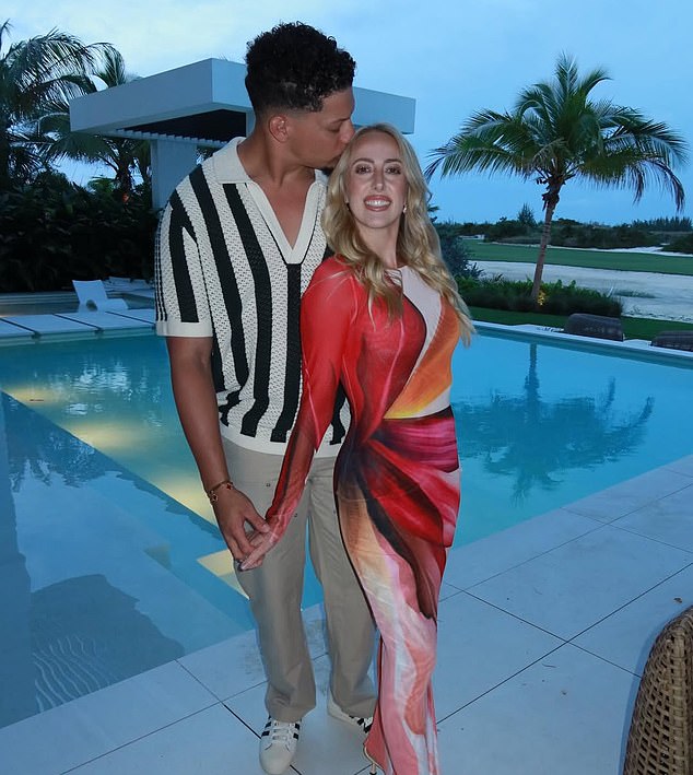 Patrick y Brittany Mahomes están entusiasmados con las nuevas fotos de sus vacaciones en la playa mientras la estrella de los Chiefs pasa la mayor parte de su temporada baja.