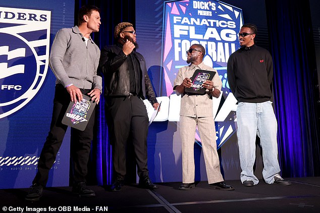 Tom Brady reaviva la disputa con Logan Paul y destroza al ‘gentil’ Jayden Daniels durante un estridente draft de fútbol americano en Los Ángeles.