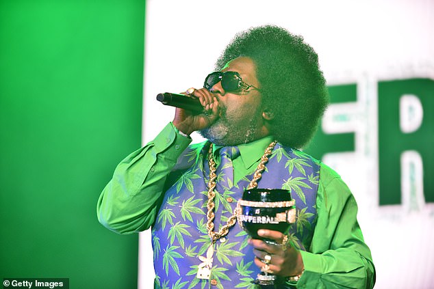 Afroman gana una demanda por difamación de 3,9 millones de dólares por imágenes de una redada policial utilizadas en el vídeo musical y la canción del rapero burlándose de la policía