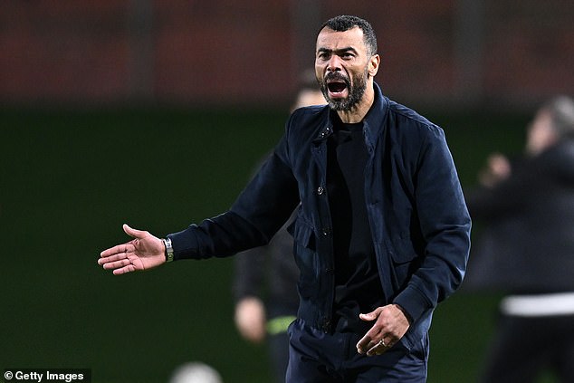 Ashley Cole ha tenido un comienzo de pesadilla en su carrera como entrenador mientras los pececillos de Italia son atacados por sus rivales de la Serie B, y a la ex estrella de Inglaterra le han dicho que debe cumplir “ciertas condiciones” para conservar su puesto.