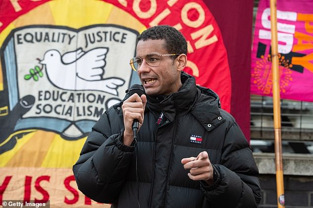 Los sindicatos acusados de “fallar” a los niños mientras las escuelas piden donaciones a los padres para mantener las luces encendidas