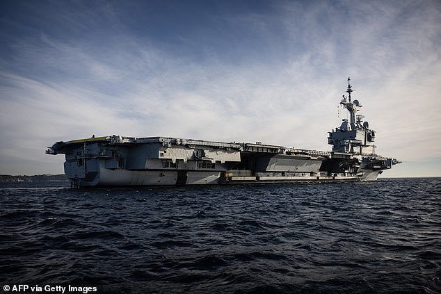 Un marinero proporciona la ubicación de un portaaviones francés utilizando Strava mientras hace jogging en cubierta.