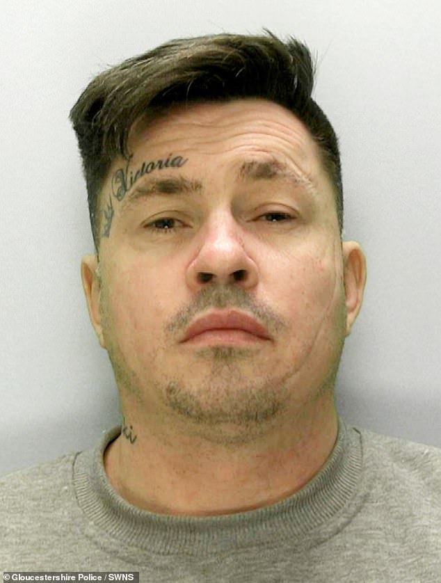 Un policía grita de dolor cuando un hombre le muerde la pierna durante una detención