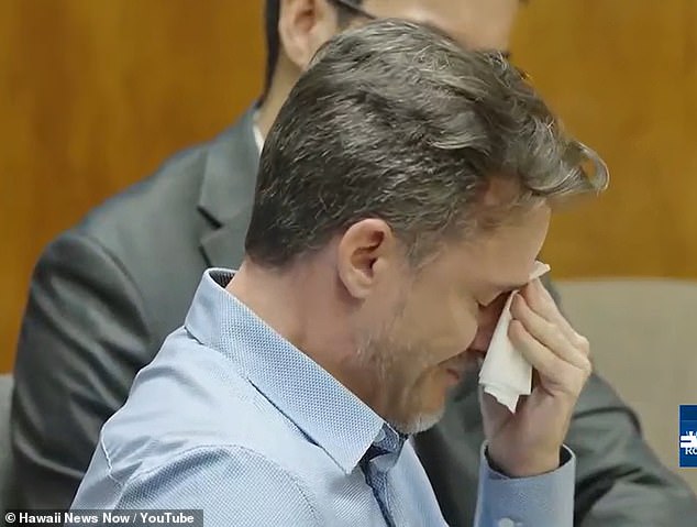 Un médico de Hawái que golpeó a su esposa en la cabeza con una piedra en un lugar hermoso dice que ella intentó asesinar porque intentó usar su relación con un colega como excusa para golpearlo a él primero.