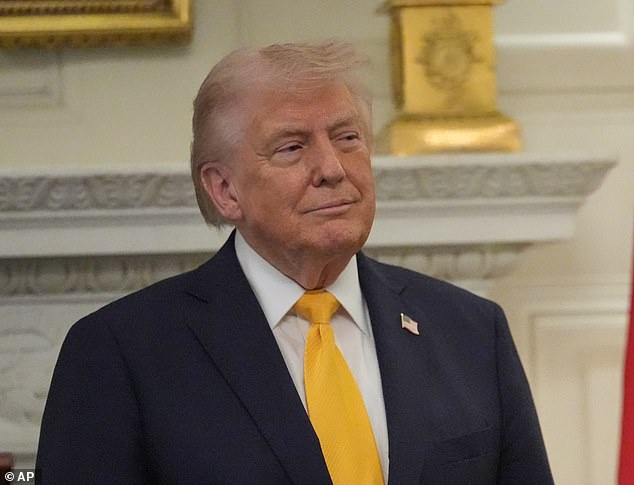 El índice de aprobación de Trump cae a su mínimo histórico a medida que los estadounidenses se vuelven hacia la guerra con Irán y los precios de la gasolina se disparan