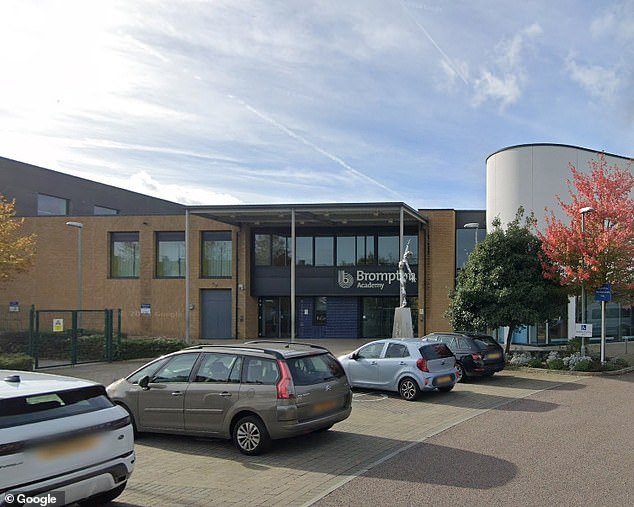 A una profesora de inglés que les dijo a sus estudiantes que había “algo psicológicamente mal” con las personas transgénero se le permitió conservar su trabajo.