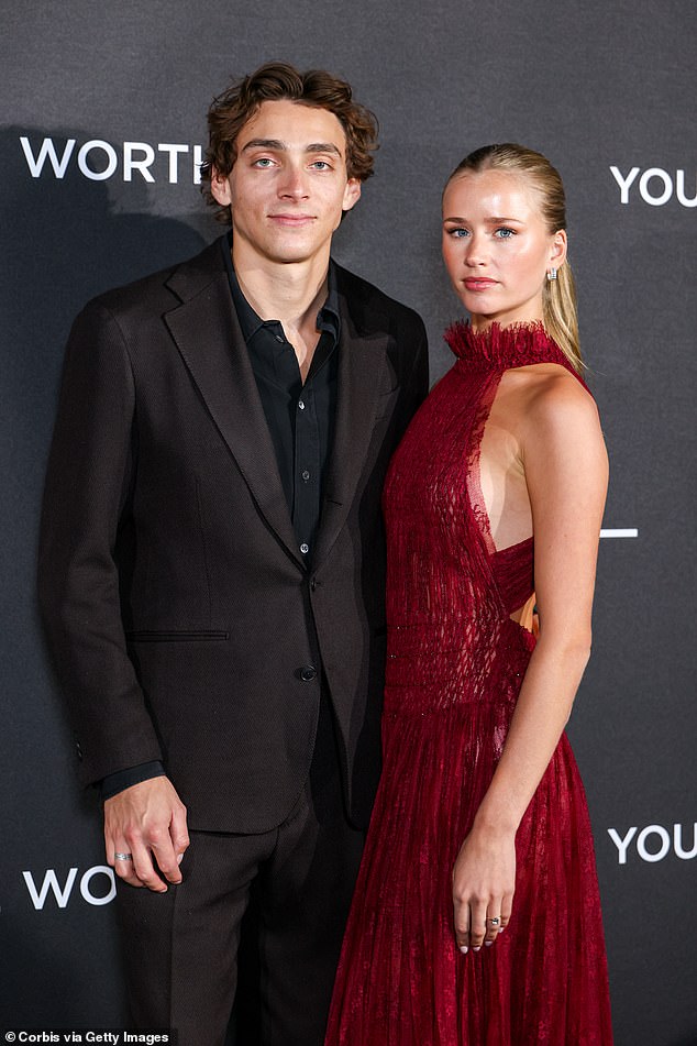 El campeón olímpico de salto con pértiga Mondo Duplantis se casa en secreto con una hermosa novia y dice que “no le molesta” perderse su boda