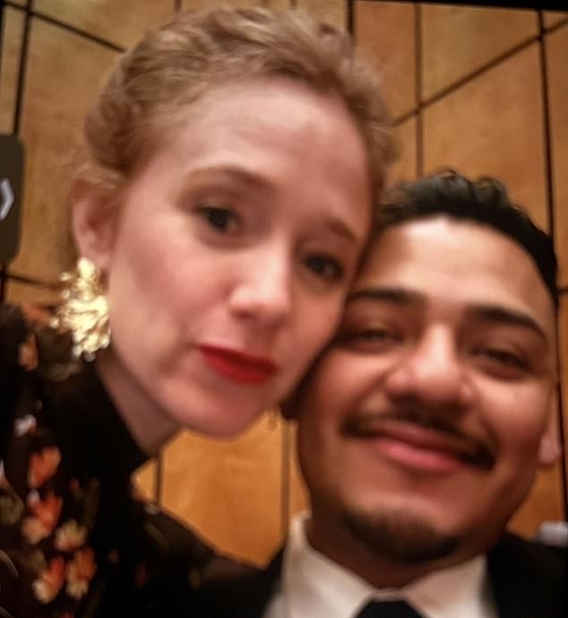 Un equipo brillante en el corazón de un escándalo sexual en una escuela privada de élite: un chef casado y su jefe pelirrojo… mientras los conocedores de la familia lo revelan todo.