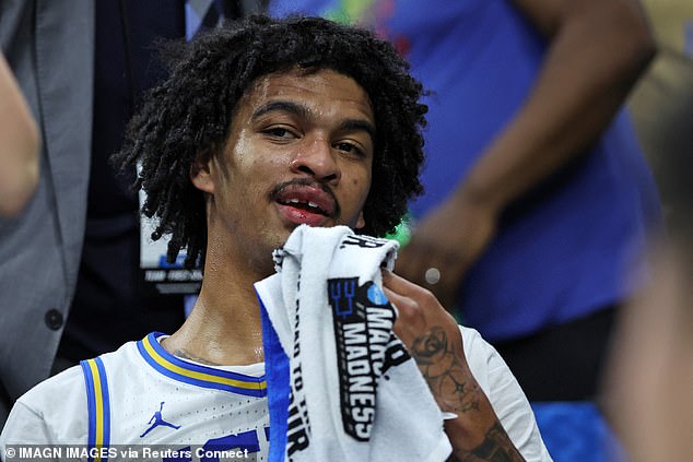 Una estrella de March Madness pierde un DIENTE después de recibir un codazo en la cara… antes de que su compañero de equipo lo encuentre en el campo