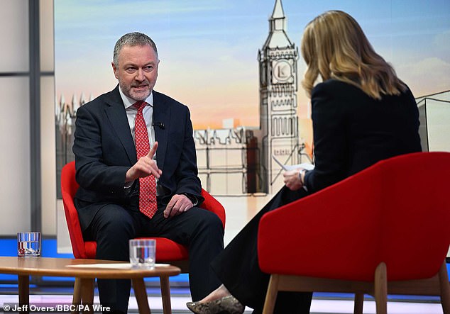 ¡Por favor, que no cunda el pánico! El Reino Unido puede detener los misiles de Irán a pesar de la alarma por la falta de defensa, insiste el ministro… y “tal como está” no es necesario el racionamiento de combustible